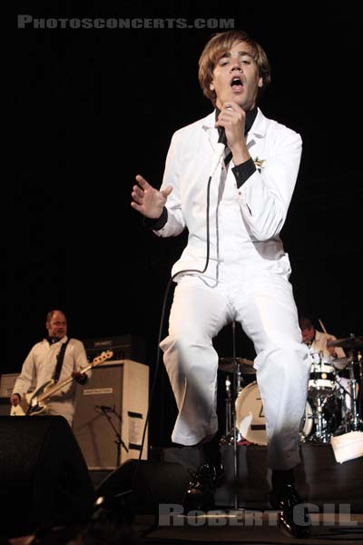 THE HIVES - 2009-08-01 - PAREDES DE COURA (Portugal) - Praia do Tabuao - Per Almqvist - Arne Christian Jääskeläinen - Björn Mattias Bernvall